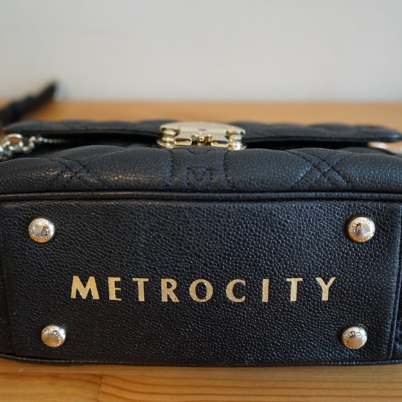 Metrocity Luxury quilted sling bag - Picture 7 of 9